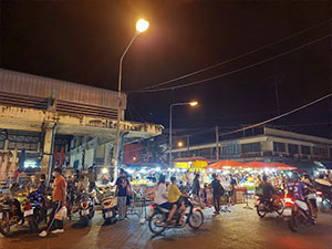 ตลาดกลางคืนสถานีรถไฟพิษโลก จุดพักรถ พิษณุโลก